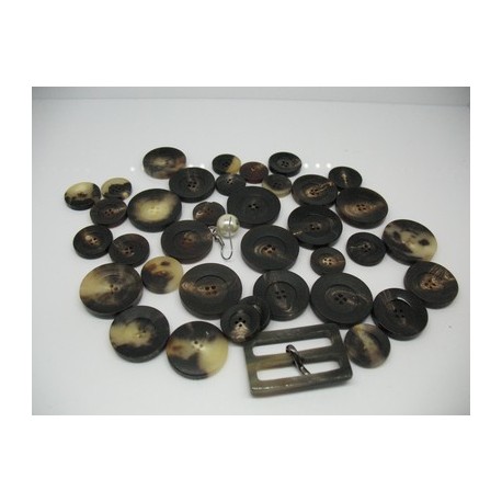 Lot 38 boutons imitation corne